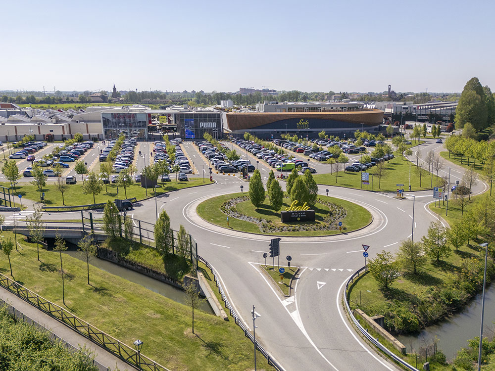  Free car parking & recharging stations for EVs​
